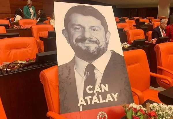 Sosyal medya hesabından paylaşımda bulunan Bülent Arınç, Cumhurbaşkanı Recep Tayyip Erdoğan’ın yıllardır Anayasa’ya göre seçildiğine dikkat çekerek: