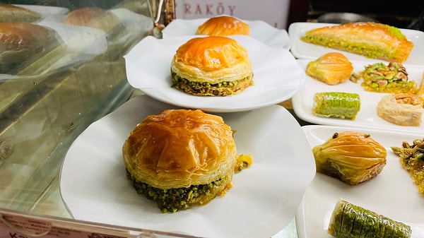 Dünyanın en iyi tatlıcıları arasında 6. sırada ise Karaköy Güllüoğlu, baklavasıyla yerini aldı.