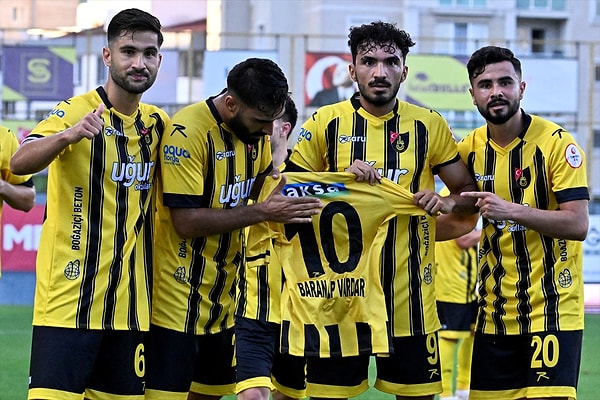 İstanbulspor sezonun ilk maçında evinde Manisa FK'yı 3-2 yendi. İstanbulspor'un üçüncü golünden sonra futbolcular genç oyuncunun formasını alarak kameralara onun formasıyla poz verdiler. Yayın esnasında görünmeyen bir detay İstanbulspor sosyal medya hesabından maç sonrası paylaşıldı.