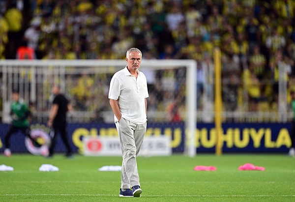 Jose Mourinho, Kadıköy'de ilk Süper Lig maçına çıkarken maç boyu tartışmalı hakem kararlarına tepki gösterdiği görüldü. Portekizli teknik direktör sürekli oyunun içinde kalırken maç sonu sevinç yaşadı.