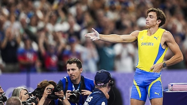 Yusuf Dikeç'in fenomen haline gelen hareketine değinmişken, onun hareketi ile olimpiyat rekoru kıran Armand Duplantis'e yer vermemek olmaz. Duplantis, tüm dünyayı ekrana kilitleyerek olimpiyat rekoruna imza attı. Yarış esnasında tüm stadyumu tek yürek haline getiren Duplantis, madalya için yarıştığı rakiplerinin bile desteğini almayı başardı.