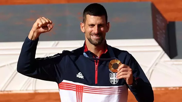 Kazanmadık başarı ve madalya bırakmamaya yeminli sporcu Novak Djokovic, Paris'e de bir şekilde damgasını vurdu. Tenis dünyasının fenomenlerinden olan Djokovic altın madalyasını ulaşırken bir rekora imza attı.