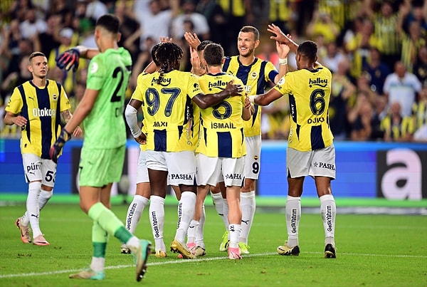 Fenerbahçe, bu galibiyetle yenilmezlik serisini de sürdürürken bir başka rekoru da egale etti. 28 maça çıkan seri tarihten bir başka seriye yetişti.