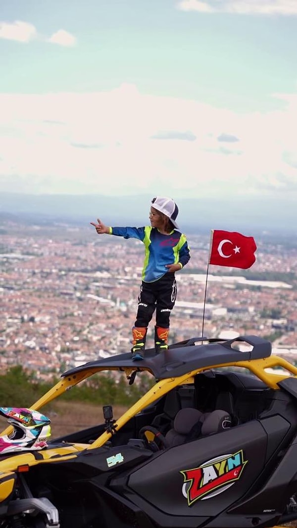 Adeta nefes kesen gösteri sonrasında minik Zayn'ın zafer pozu ise Yusuf Dikeç'in olimpiyatlardaki atıcılık hareketi oldu.