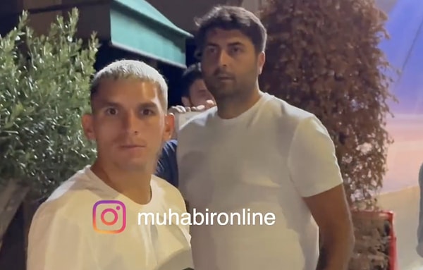 Gözde bekarlar Icardi ve Torreira bu sefer Muhabir Online kameraları tarafından görüntülendi. Erkek erkeğe bir gece kulübüne giren ikilinin durgun yüzleri yine dikkatten kaçacak gibi değildi.