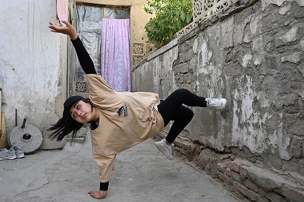 Sosyal medyada "b-girl Talash" olarak tanınan Manizha Talash, 2021'de Taliban'ın Afganistan'da iktidara gelmesiyle Kabil'den kaçıp İspanya'ya sığınmıştı. Mayıs ayında Uluslararası Olimpiyat Komitesi'nin kararıyla Paris 2024 Olimpiyatları'na Mülteci Olimpiyat Takımı'nda yer alarak katılmaya hak kazandı.