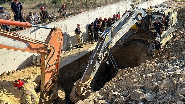 İstanbul Büyükşehir Belediyesi (İBB) tarafından yapılan açıklamaya göre, sivil vatandaşa ait inşaat sahasında göçük meydana geldi.