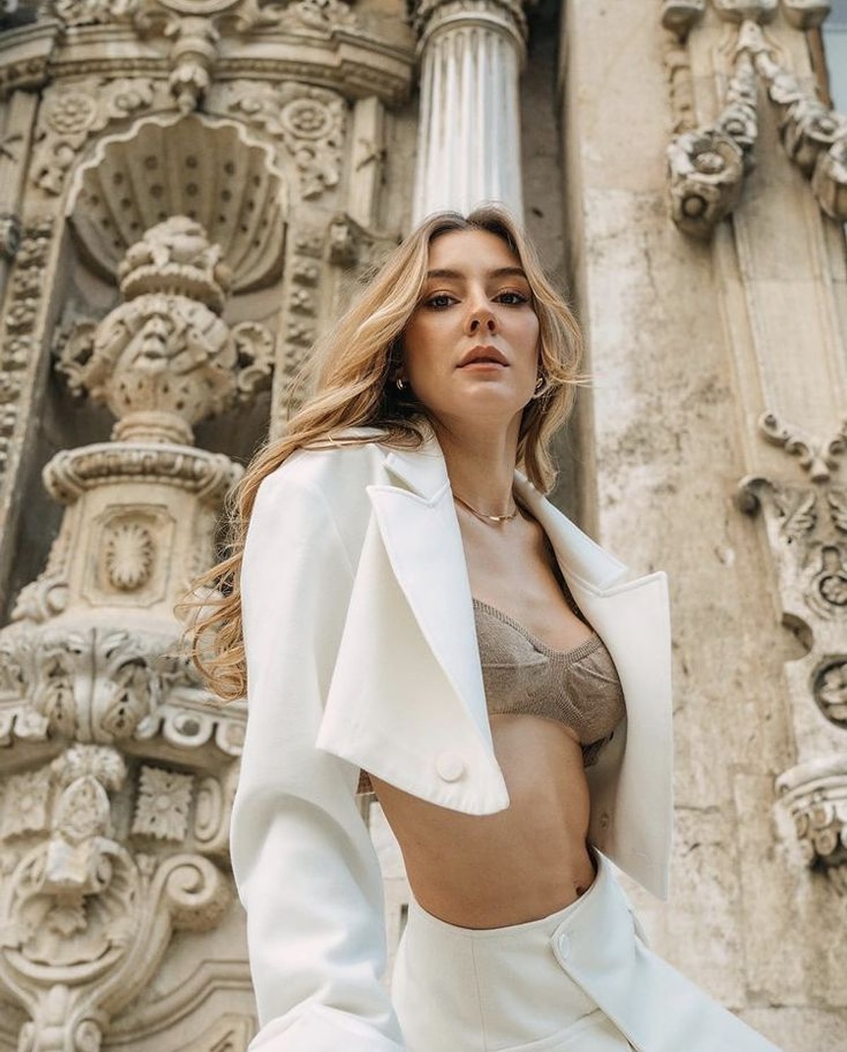 Güzel oyuncu Ege Kökenli ile Yaprak Dökümü'nde Ali Rıza Bey'i can...