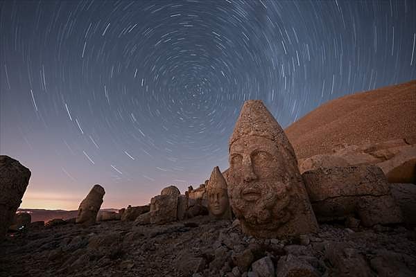 UNESCO Dünya Kültür Miras Listesi'ndeki 2 bin 150 metre rakımlı Nemrut Dağı Ören Yeri