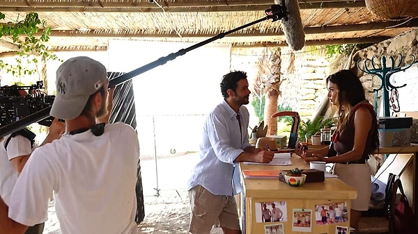 Filmin çekimlerinde birçok etkileyici sahnenin olduğu söylentiler arasındaydı. Barış Arduç çekimlerin ardından partneri Hande Erçel hakkında konuşmuş ve övmelere doyamamıştı.