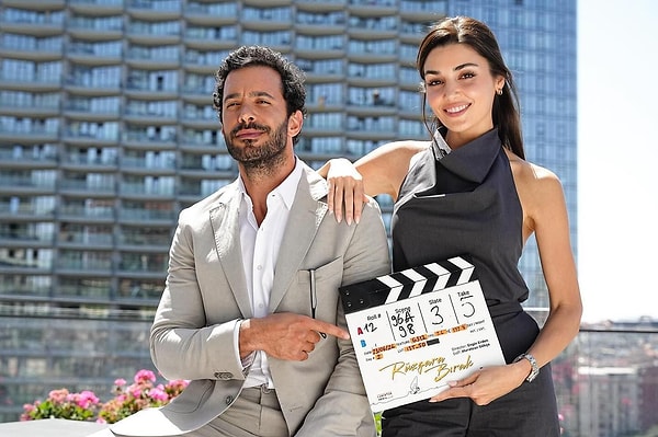 Yılın en çok beklenen yapımlarından biri olan "Rüzgara Bırak" filmi nihayet çekimlerini tamamladı. Film, Hande Erçel ve Barış Arduç gibi iki ünlü oyuncuyu bir araya getirerek izleyicilere görsel bir ziyafet sunacak.