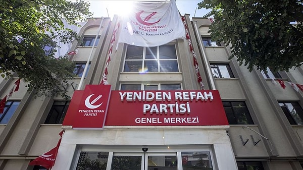 AK Parti’ye geçecek belediye başkanlarının, son yerel seçimlerde Yeniden Refah Partisi’nden seçilen başkanlar olacağı iddia ediliyordu.