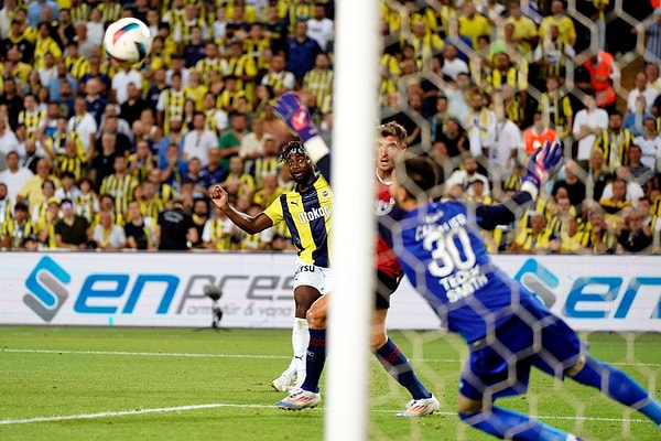 İlk maçı 2-1 kaybeden sarı-lacivertliler, ikinci maçın 90 dakikasını 1-0 önde kapattı. Bu sonuçla uzatmalara giden mücadelenin 118. dakikasında Lille penaltıdan eşitliği sağladı.