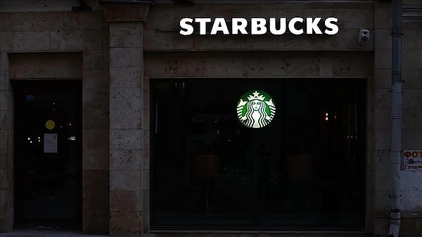 Dünyanın en yaygın kahve zincirlerinden Starbucks’ın CEO’su Laxman Narasimhan görevinden alındı. Yeni CEO’nun ise Brian Niccol olacağı açıklandı. Starbucks’ta yapılan bu üst düzey yönetici değişikliği sonrasında hisseler hızla yükselişe geçti.