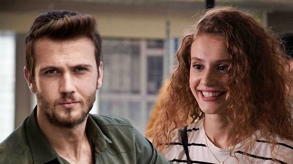 İynemli ve Eroğlu'nun uyumlu partnerliği dikkat çekerken, dizinin çocukluk dönemlerini anlatan sahneleri de izleyicilerin ilgisini çekecek.