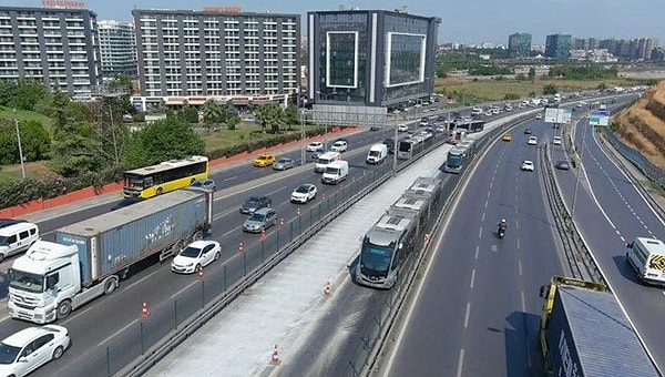 Açıklamada, Avcılar'daki İBB Sosyal Tesisleri ile Yenibosna durağı arasındaki metrobüs yolunda gerçekleştirilecek "Beyaz Yol" çalışmasının 45 gün sürmesi planlandığı yer alırken, çalışma nedeniyle D-100 kara yolu Kadıköy istikameti 2 şeride düşürüleceği ifade edildi.