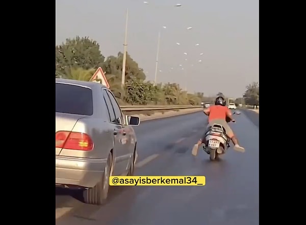 O ilginç kaza anı, bir sürücünün kamerasına anbean yansıdı.