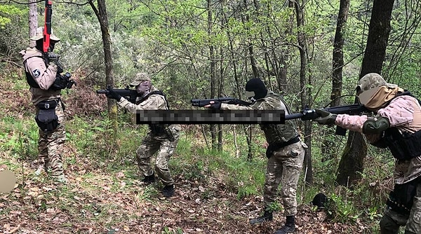 Bazı paylaşımlarda Arda K.'nin, “Geçtiğimiz yıllarda dağıldıklarını ve sokak faaliyetlerine son verdiklerini ancak Türk milliyetçilerine hem askeri hem de militarist eğitime vermeye dayalı çalışmalara odaklandıklarını" açıklayan Ataman Kardeşler grubundan bıçak eğitimi almış olabileceğini değerlendiriyor.