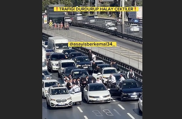 Korna seslerine aldırış etmeden trafiği engelledikleri o anlar tepki çekti.