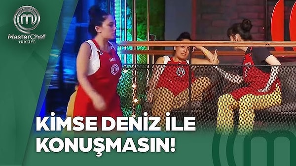 Zeynep ve Deniz'in seslerinin paylaşıldığı programda Deniz'in ağır sözlerinin ardından Zeynep'in ağladığı anlar dikkat çekerken, Deniz'in bu durumdan asla pişmanlık duymaması yarışmacıların dikkatinden kaçmadı.