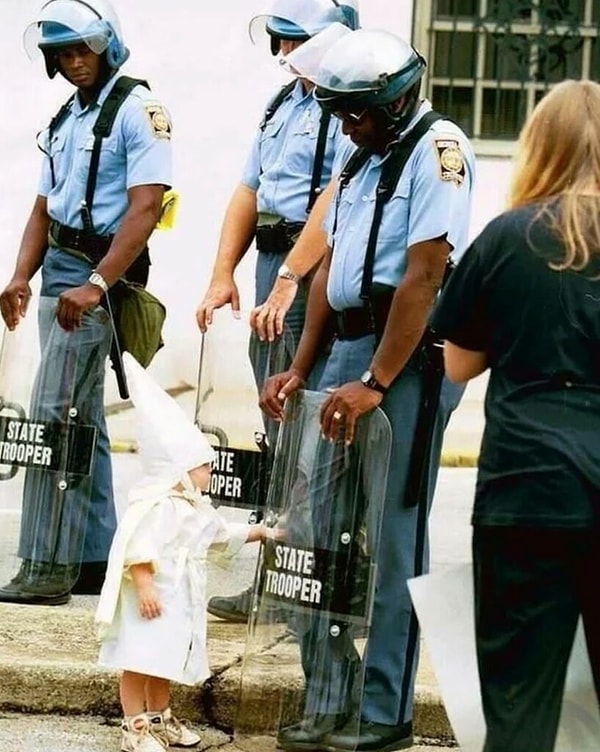 1992'de çekilen bu karede polisin karşısındaki kişi, ailesi tarafından ırkçı örgüt KKK (Ku Klux Klan) kıyafetleri giydirilmiş minik bir çocuk.