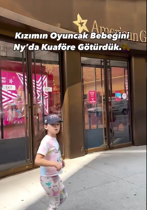 Ancak bu kuaför her oyuncak bebek için değil. Önce mağazadan bebeği almanız gerekiyor.