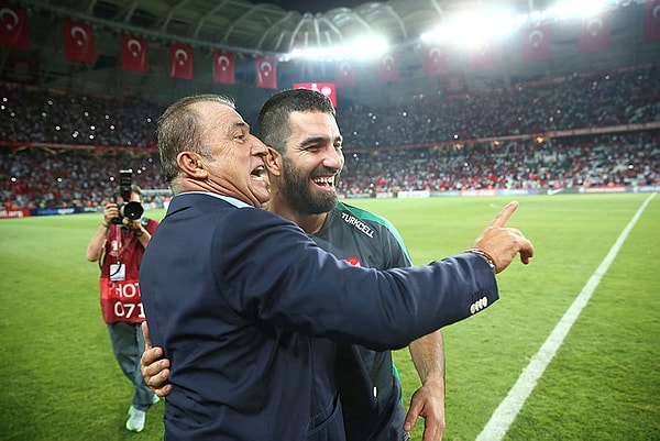 Arda Turan'ın Yüzleşme belgeselinin en önemli isimlerinden olan Fatih Terim, Arda Turan'a bazı konularda samimi eleştiriler getirdi. Referandumda çektiği "Güçlü bir Türkiye için ben de varım" videosunu eleştiren Terim, "bazen doğru kararlar veremeyebiliyor" dedi.