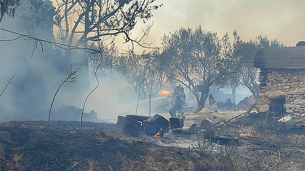 14 Ağustos'ta Manisa'da başlayan yangın halen devam ediyor. Bölgede 6 mahalle tahliye edildi.