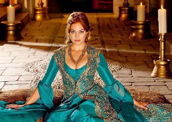 Muhteşem Yüzyıl'daki Hürrem Sultan karakteriyle hepimizin beğenisini kazanan Meryem Uzerli, tam 8 yıldır televizyondan uzak kalırken, NOW'ın yeni sezon için iddialı dizisiyle imza aşamasında.