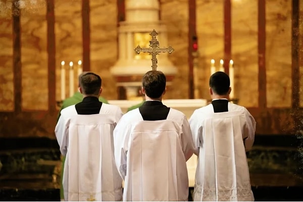 Kilise yetkilileri yerel medyaya yaptıkları açıklamada, rahibin açığa alındığını, kilisede herhangi görevi yapmasını yasakladıklarını bildirdi.