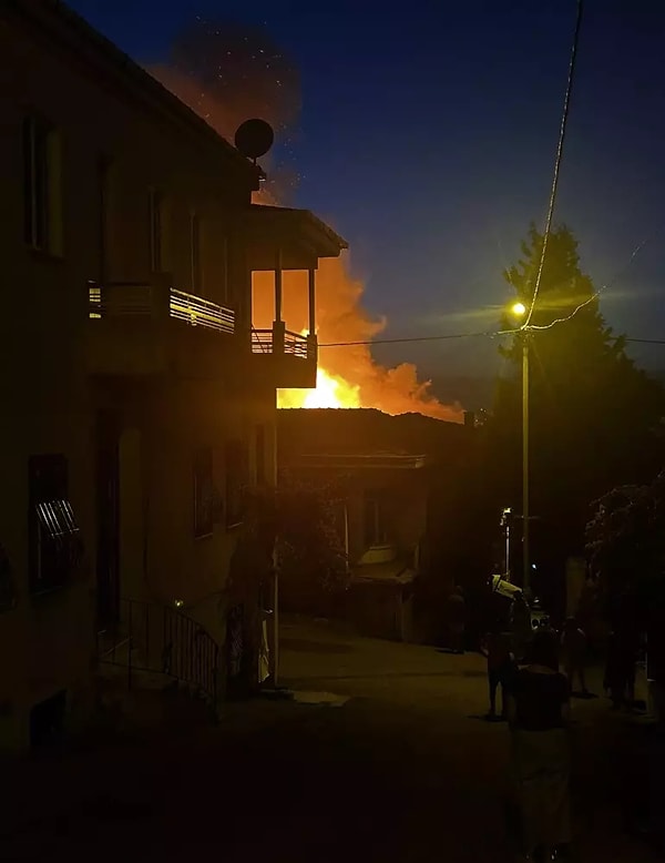 Büyükada'da iki katlı binada yangın çıktı. Yangına itfaiye ekipleri müdahale etti.