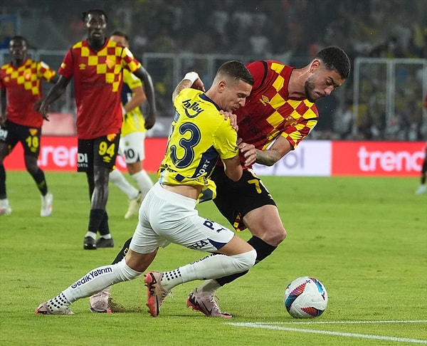 Gürsel Aksel Stadı'ndaki maçta Fenerbahçe 45+3 ve 45+7'de Dzeko ve En-Nesyri ile attığı gollerle devreyi 2-0 önde kapattı.