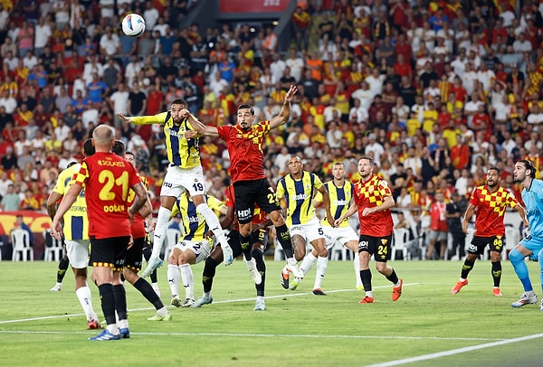 Süper Lig’in 2. haftasında Fenerbahçe, deplasmanda Göztepe ile 2-2 berabere kaldı.