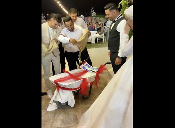 Bir düğünde damadın arkadaşları damada el arabasıyla bozuk para sürprizi yaptı.