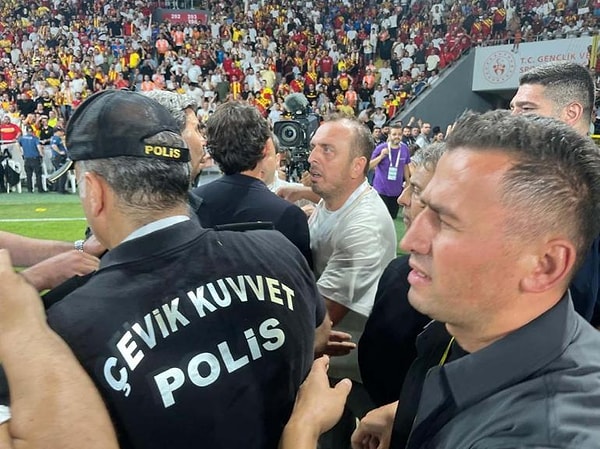 Ev sahibi ekibin görevlisi Fatih Özkan, deplasman tribününe giremeyen taraftarlarına destek olmak için sahaya giren Koç'u iterek yere düşürmüştü. Koç'un şikayetçi olması üzerine Özkan gözaltına alınmıştı.