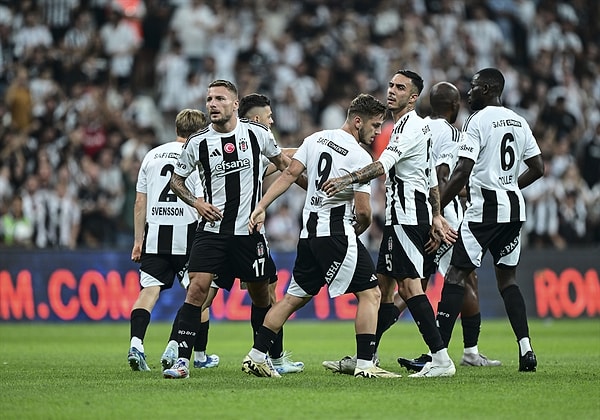 Erken gelen golün ardından şoku atlatan Beşiktaş, Semih Kılıçsoy ve Ciro Immobile işbirliği gollerle kısa sürede 2-1 öne geçti.