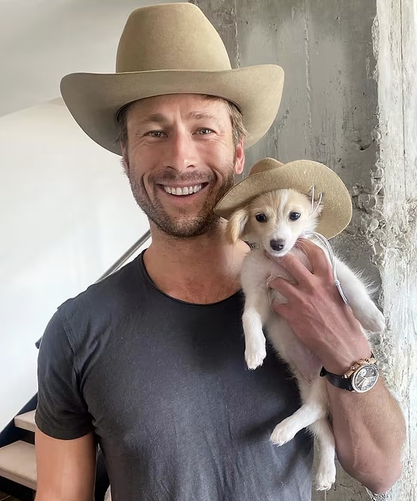 9. Glen Powell'ın köpeği Brisket, filmde hem resmi oyuncu kadrosunda hem de resmi set maskotu olarak yer alıyor.