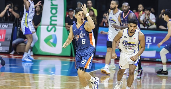 Filipinler'de Meralco-Magnolia basketbol maçında tarihin ilk dört sayılık atışı Chris Banchero'nun ellerinden geldi.