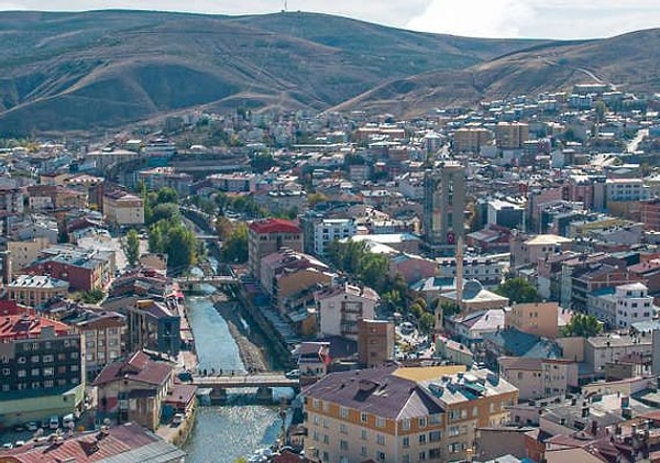 İkinci sırada ülkemizin en düşük nüfusa sahip illerinden Bayburt var. Güven oranı %86.