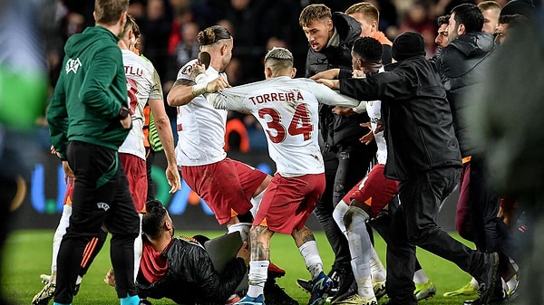 Sparta Prag maçında yaşananlardan sonra basın toplantısında, soyunma odasında sorunun çözüldüğünü ve özür dilediğini de söyleyen Buruk'a UEFA'dan kötü haber gelmişti.