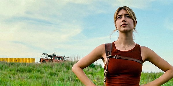 In Oklahoma, Kate encounters Tyler, a storm chaser played by Powell.