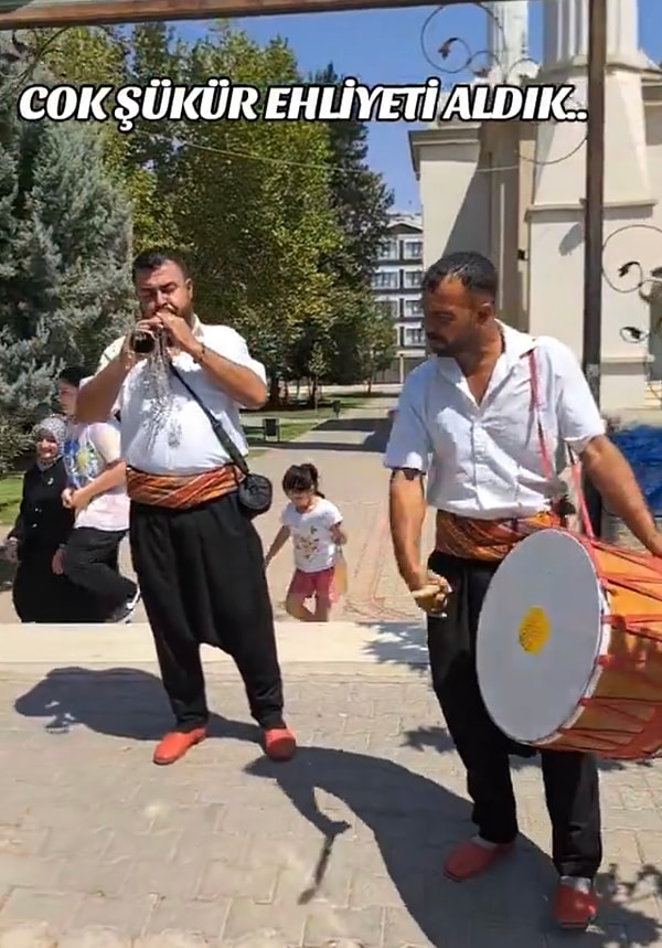 Sürprizi gören kadın kahkahalarını tutamazken çevresindekiler de eğlenceye katıldı.