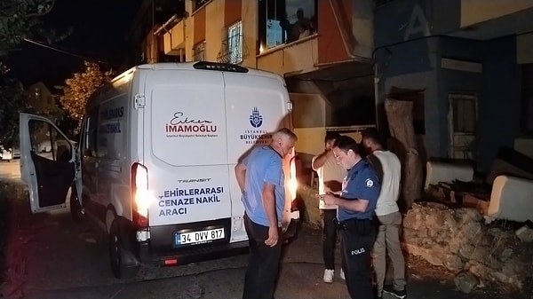 Kavakpınar Terzi Sokak'taki bir evden kötü kokular gelmesi üzerine adrese giren itfaiye ve polis ekipleri, bir kişiyi hareketsiz halde buldu.