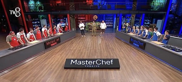 MasterChef Türkiye'de bu hafta kırmızı ve mavi takım karşı karşıya geldi. Kazanan ise kırmızılar oldu.