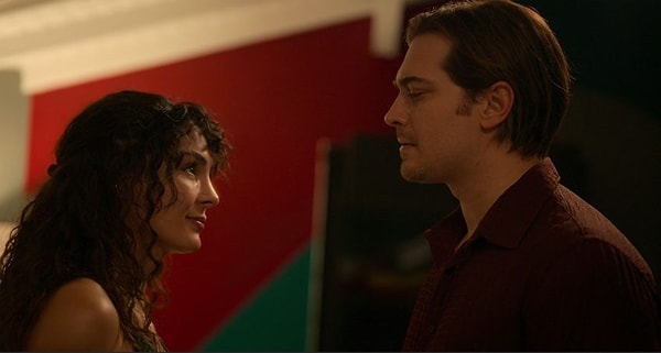 Netflix geçtiğimiz saatlerde başrollerinde Çağatay Ulusoy, Ebru Şahin ve Şenay Gürler'in oynadığı 'Tam Bir Centilmen' filminden bir video yayınladı.