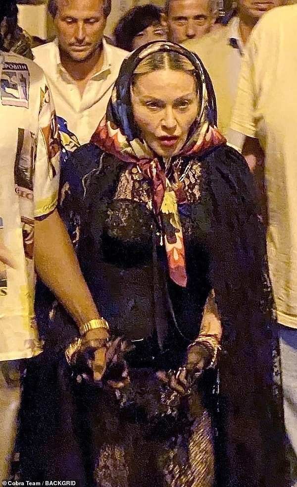 Yakın zamanda, Madonna’nın paparazziler tarafından çekilen filtresiz görüntüleri, resmen olay oldu. 66 yaşındaki şarkıcının doğal hali, kırışıklıklarıyla birlikte objektiflere yansıdı.