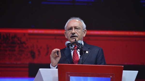 Kemal Kılıçdaroğlu, son Cumhurbaşkanlığı seçiminde kazanamaması sonrasında CHP kurultaya gitmiş ve CHP’nin yeni lideri Özgür Özel olmuştu.