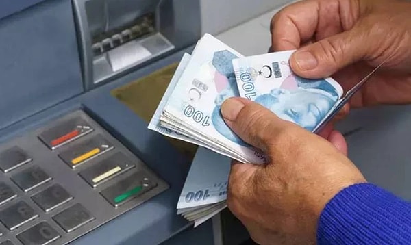 Şimdiden çok sayıda yurttaş, ATM'lerden 10, 20 veya 50 TL'lik para çekimi yapamadıkları yönünde şikayetlerde bulundu. Söz konusu uygulama ile bu tür banknotlar artık ATM'lerden yatırılamayacak ya da çekilemeyecek.  Bankalar tarafından ATM’lere sadece 100 ve 200 TL’lik banknotlar yerleştirecek. Böylelikle bazı ATM'lerde yalnızda 100 ve 200 TL, bazılarında da sadece 200 TL'lik banknotlar yer alacak.