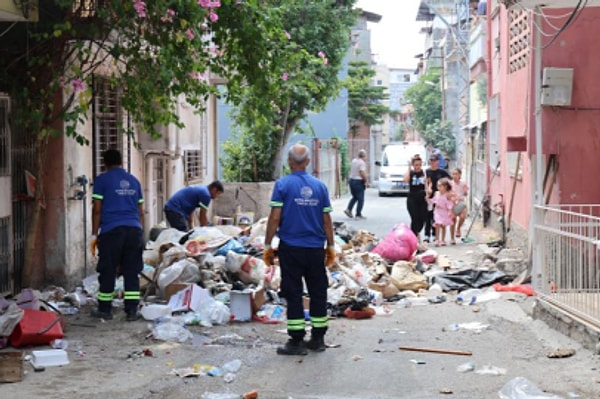 Polis nezaretinde eve giren işçiler, karşılaştıkları manzara karşısında şoka girdi.