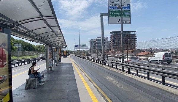 Cennet Mahallesi Durağı'nın Beylikdüzü yönündeki kısmı yarın saat 18.00 itibarıyla geçici olarak hizmete kapatılacağı açıklanırken, bu durak, 26 Ağustos Pazartesi günü saat 06.00'da yeniden kullanıma açılacağı duyuruldu. Zincirlikuyu yönündeki durak ise çalışmalardan etkilenmeyeceği belirtildi.